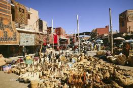 Image du Maroc Professionnelle de  Paniers en osier et ustensiles en bois occupent la cour centrale de l’ancienne Rahba du Souk Semmarine de Marrakech qui a été métamorphosée en Bazar de produits d’artisanat du Maroc. On y trouve encore en face chez les Attarines une multitudes d’épices ainsi que d’autres produits qui sont destinés à la sorcellerie et à l’envoûtement, le 11 Février 2005. (Photo / Abdeljalil Bounhar)